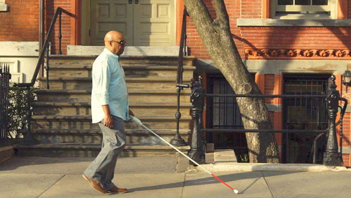 Engenheiro cego cria bengala que usa o Google Maps para ajudar outros deficientes
