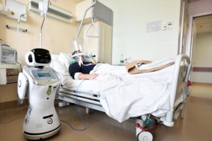 Robôs estão trabalhando em hospital italiano