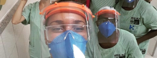 Professora usa impressora 3D para imprimir máscaras a serem usadas em hospital