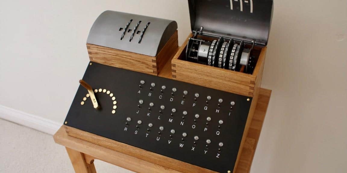 Aluno reconstrói a máquina que decifrou os códigos alemães da Enigma na Segunda Guerra Mundial