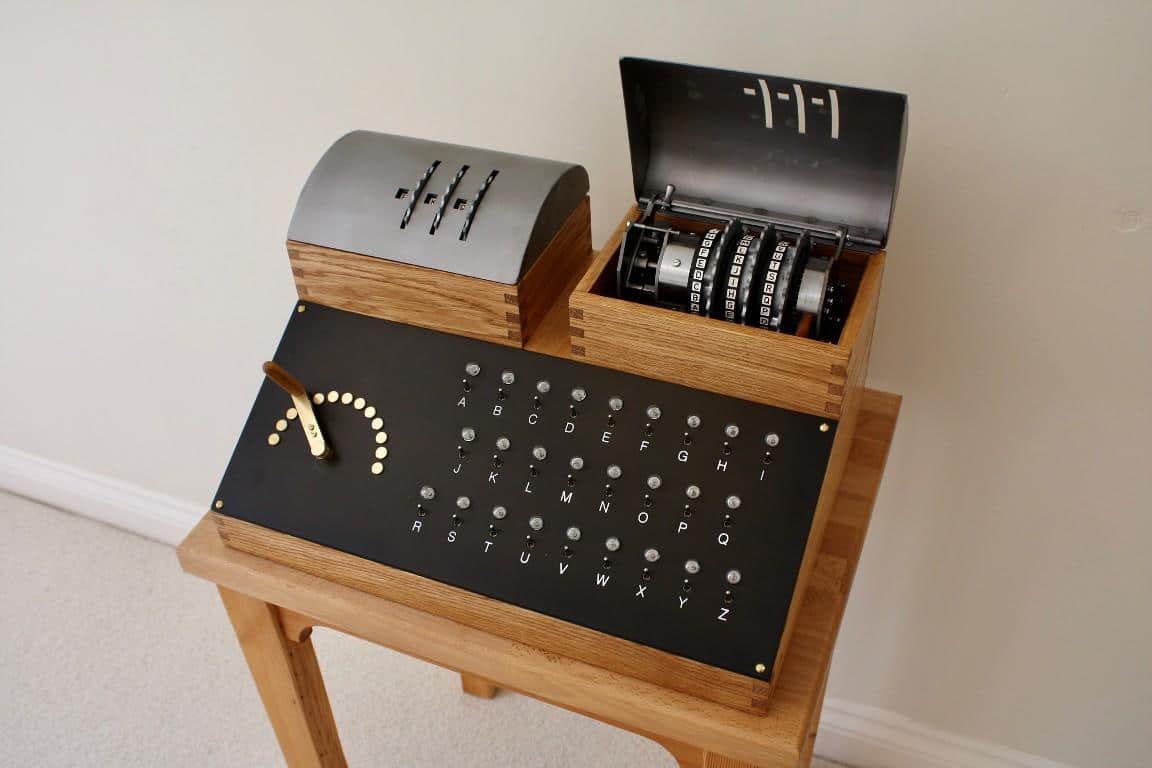 Aluno reconstrói a máquina que decifrou os códigos alemães da Enigma na Segunda Guerra Mundial