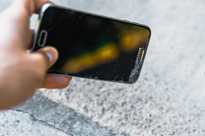 Aplicativo "Monitor de Queda de Dispositivo" do Android 11 faz uma pesquisa com você depois que o telefone cai