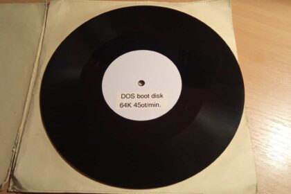 MS-DOS é inicializado a partir de um disco de vinil