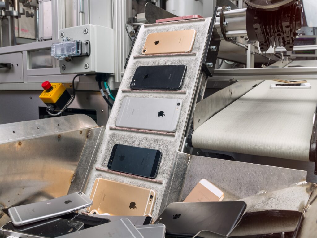 Reciclagem de iPhones do programa de trocas da Apple. Apple BackGive.