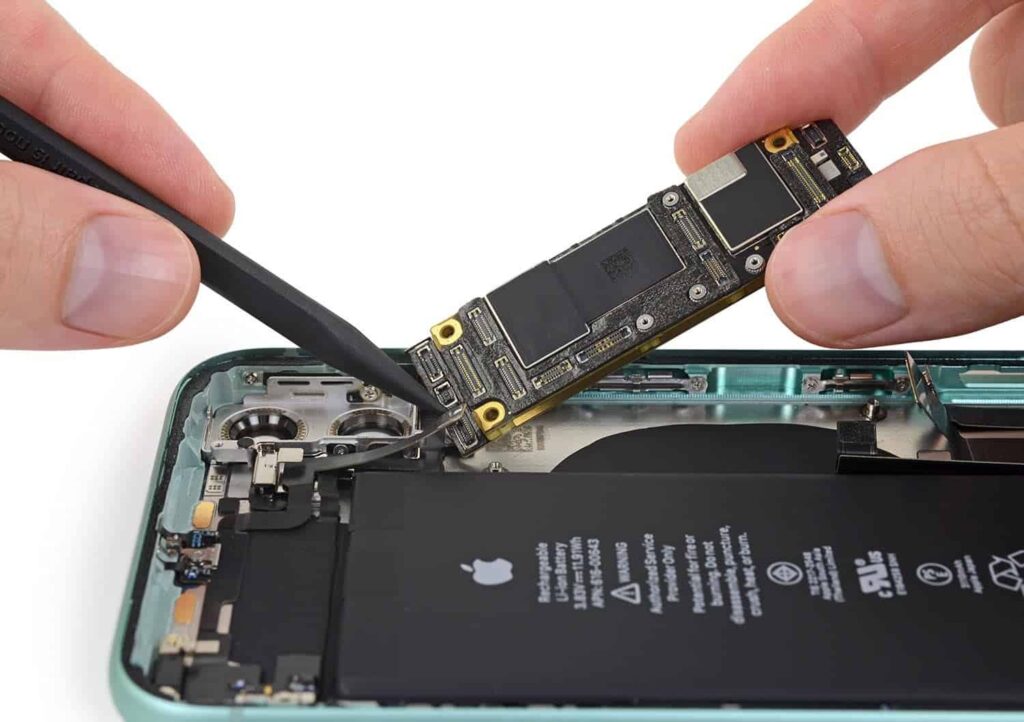 a-apple-parece-empenhada-em-te-fazer-reparar-o-seu-proprio-iphone