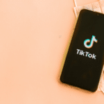 Ex-moderadores processam TikTok por trauma psicológico