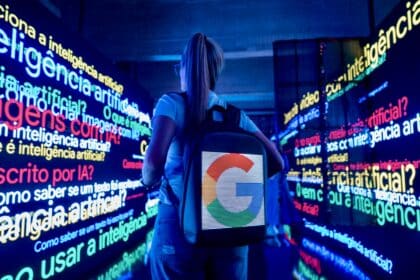 uma mulher em um espaço com telas carregando uma bola com a logo do Google