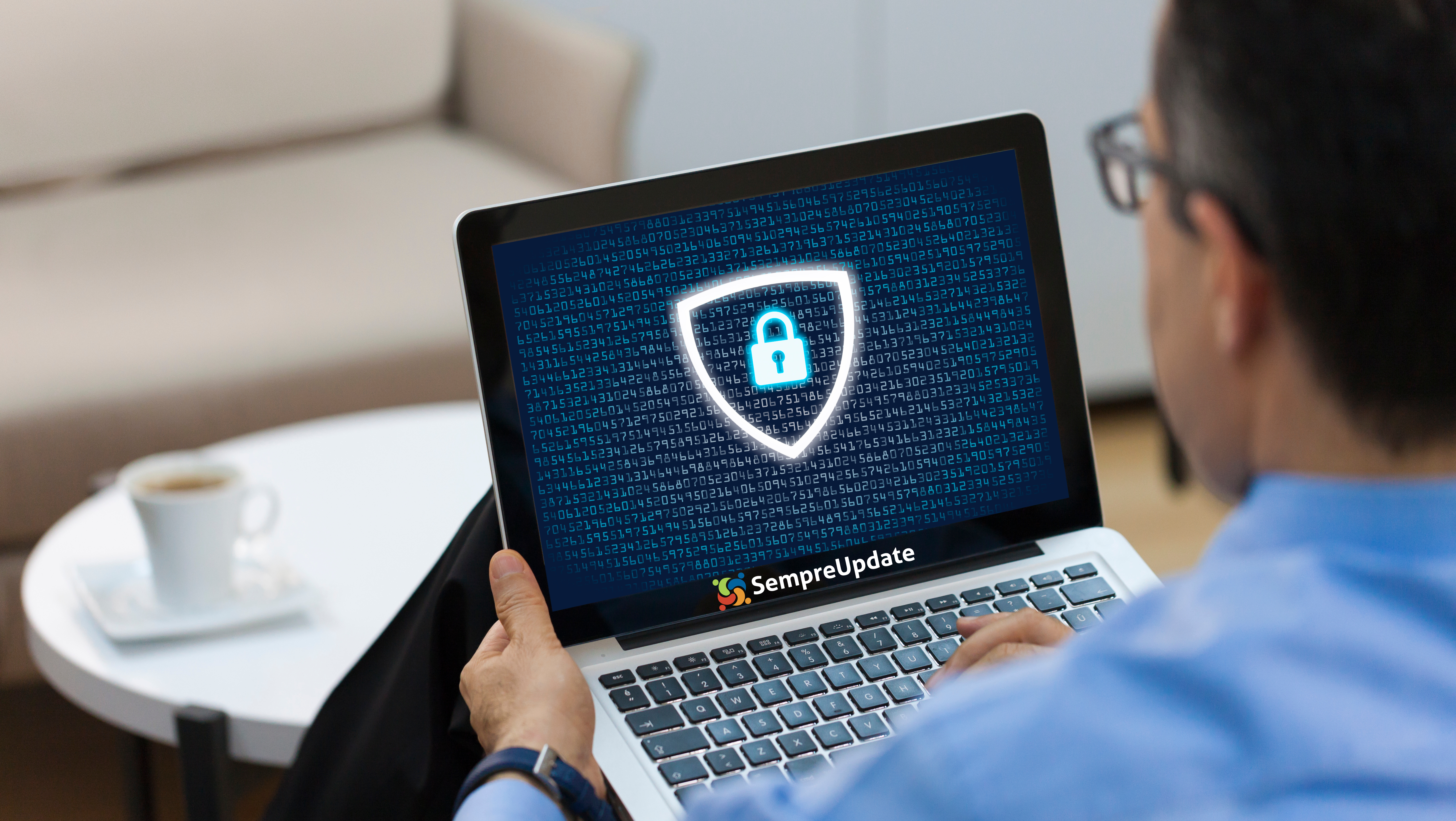 Imagem de destaque para o artigo 'Como proteger sua privacidade no Linux: melhores práticas'. A imagem mostra uma pessoa usando um laptop com um ícone de cadeado e escudo na tela, representando segurança e proteção de dados.