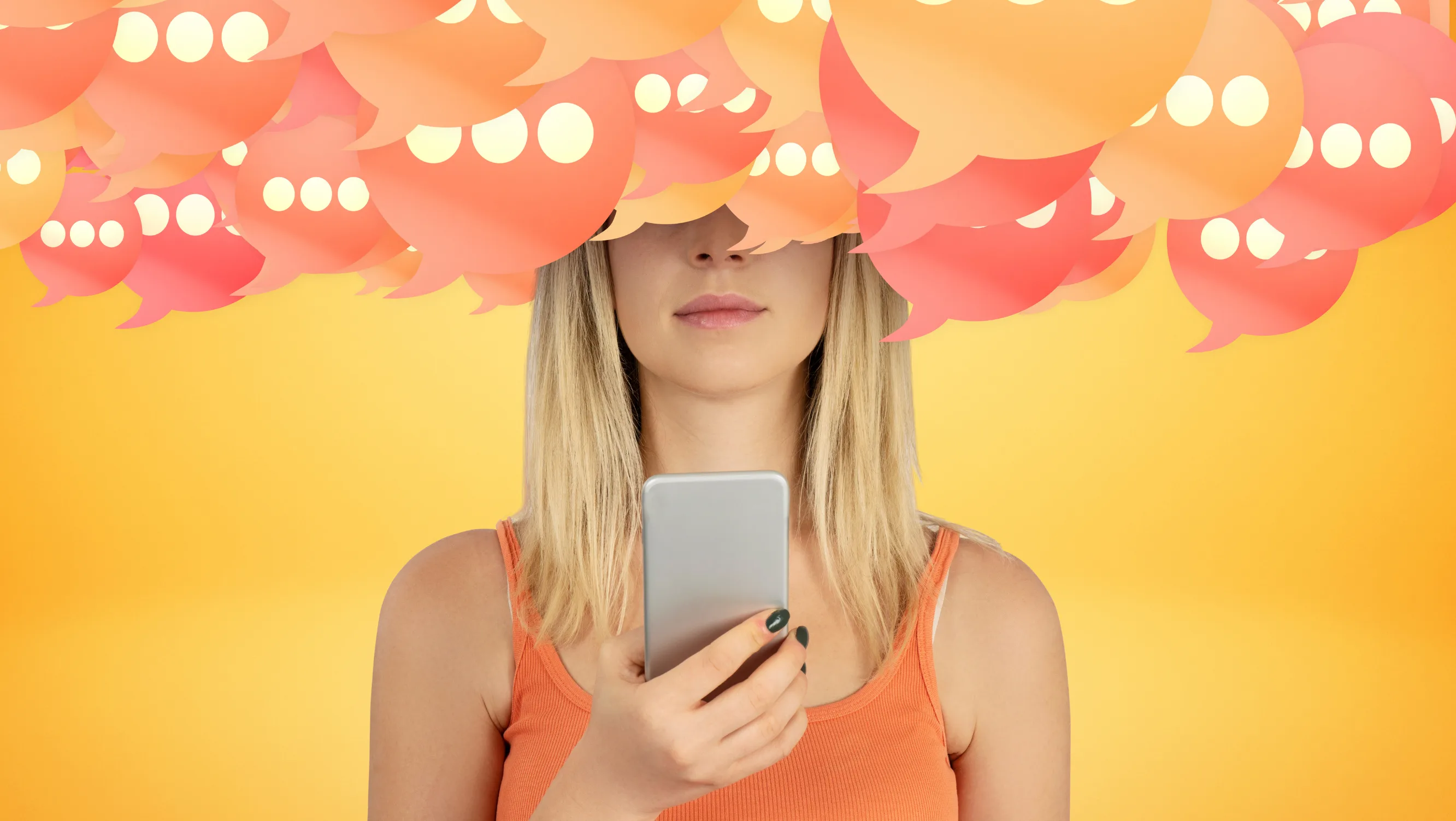 Mulher segurando um celular com vários balões de comentário flutuando sobre sua cabeça, representando uma sobrecarga de informações ou interação online.