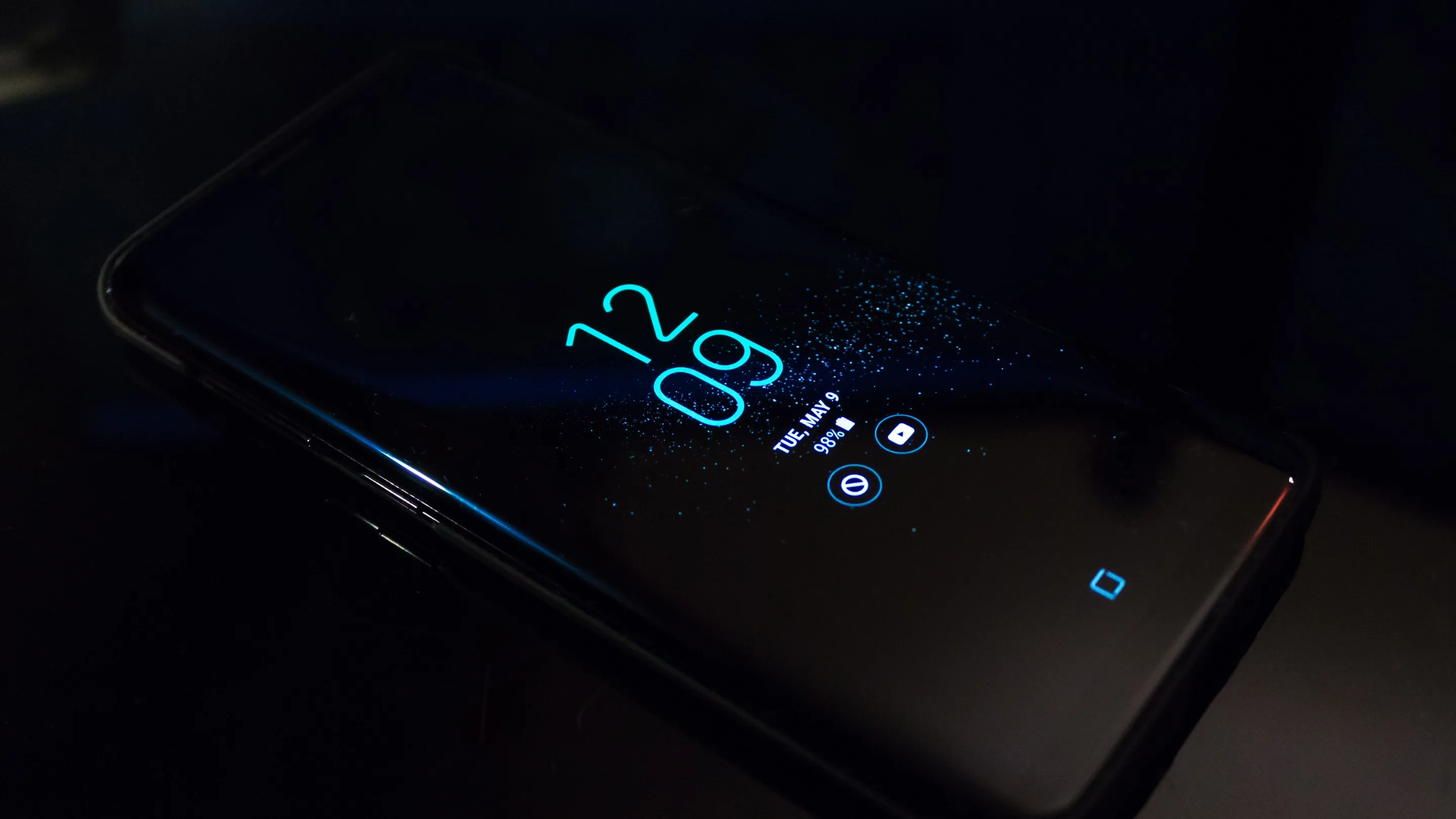 5 dicas essenciais para proteger seu Android em viagens longas 2 Pessoa utilizando smartphone Android com VPN ativada em um aeroporto durante viagem