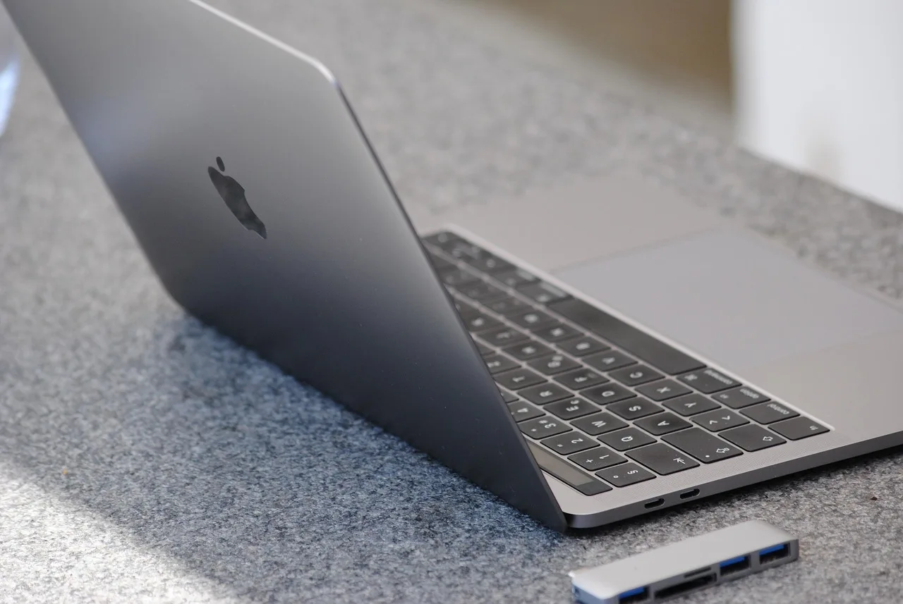 lyrl macbook pro 2381729 1920