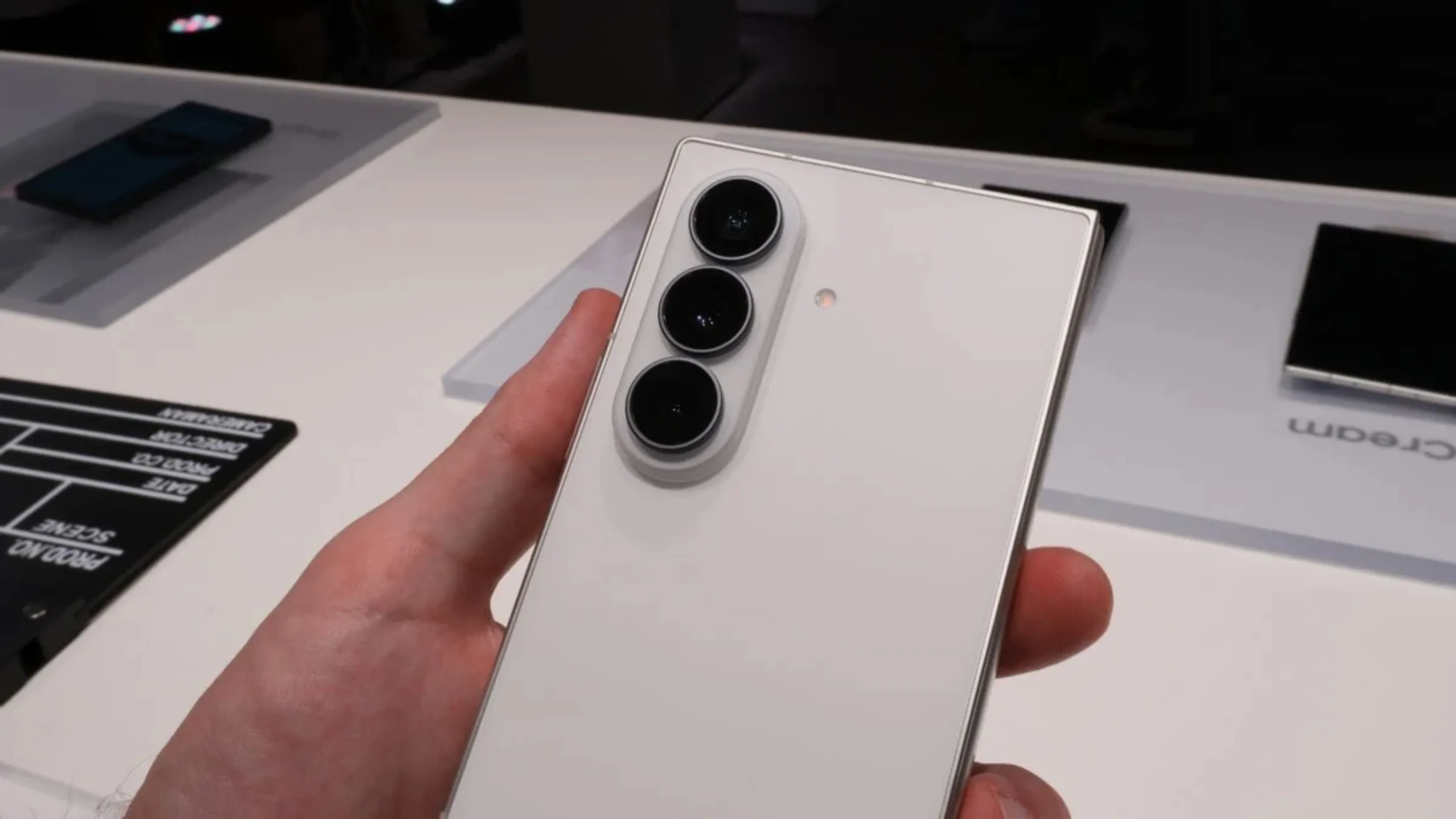z fold 8 ultra camera 200 mp hdr